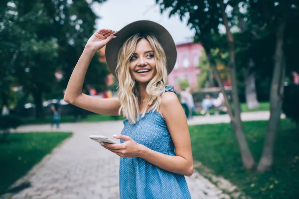 Feliz Blogger Femenina Sombrero Moda Sosteniendo Tecnología Moderna Del Teléfono — Foto de Stock