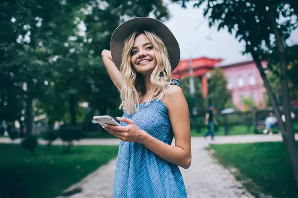 Χαρούμενη Κοπέλα Hipster Χρησιμοποιώντας Κινητό Gadget Για Online Δικτύωση Κατά — Φωτογραφία Αρχείου