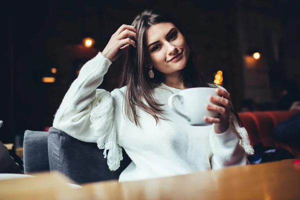 Joven Mujer Alegre Traje Casual Mirando Cámara Sentado Cómodo Sillón — Foto de Stock