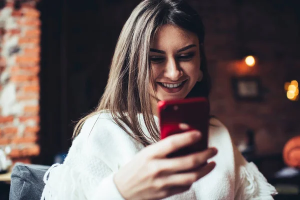 Beskär Glad Kvinna Med Toothy Leende Med Hjälp Mobiltelefon För — Stockfoto