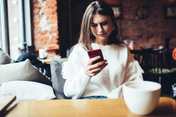 Tatminsiz Uzun Saçlı Kahve Cep Telefonuyla Mesajlaşan Boş Vakti Olan — Stok fotoğraf