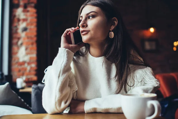 Mujer Pensativa Vistiendo Atuendo Casual Mirando Hacia Otro Lado Mientras — Foto de Stock