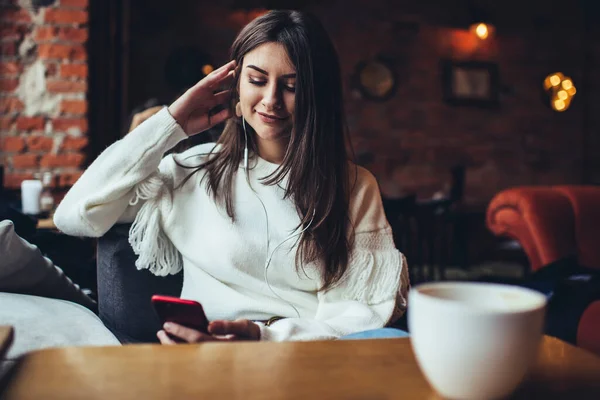 Satisfied Female Long Hair Casual Outfit Sitting Wooden Table Mobile — Stock Photo, Image