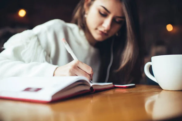 Crop Estudiante Femenina Traje Casual Sentado Mesa Madera Cafetería Notas —  Fotos de Stock