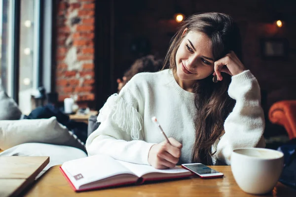 Agradable Estudiante Femenina Mirando Hacia Otro Lado Apoyada Mano Mientras — Foto de Stock