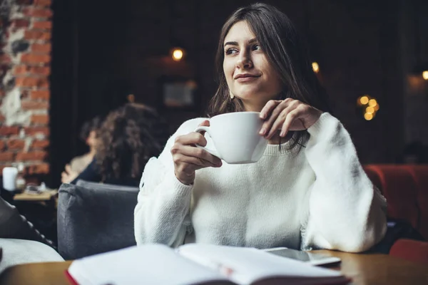 Positieve Vrouwelijke Afgelegen Werknemer Kijken Weg Terwijl Zitten Aan Houten — Stockfoto