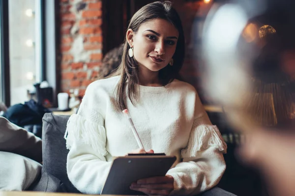 Junge Fröhliche Studentin Lässigem Pullover Blickt Die Kamera Während Sie — Stockfoto