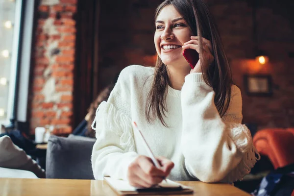 Ernte Erfreut Remote Arbeiterin Mit Zähnefletschendem Lächeln Wegschauen Sitzt Holztisch — Stockfoto