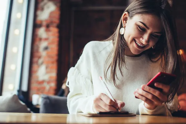 Crop Female Freelancer Toothy Smile Sitting Table Surfing Internet Smartphone — Stock Photo, Image