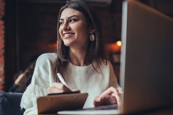 Jonge Vrouwelijke Afgelegen Werknemer Met Tanden Glimlach Weg Kijken Terwijl — Stockfoto