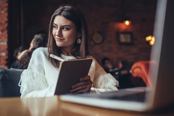 Positive Freiberuflerin Lässiger Kleidung Mit Langen Haaren Die Tisch Der — Stockfoto