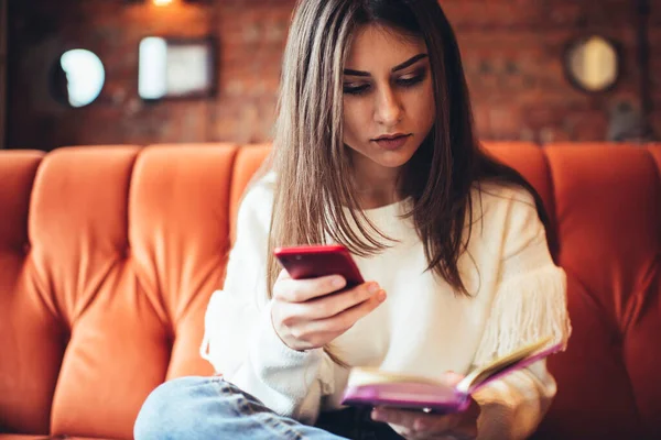 Zbożowe Pensive Kobieta Freelancer Sobie Casual Ubrania Patrząc Dół Podczas — Zdjęcie stockowe