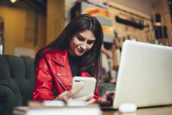 Optimistische Frau Lebhafter Freizeitkleidung Sitzt Mit Laptop Tisch Hellen Café — Stockfoto