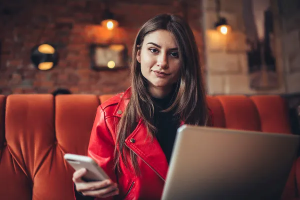 Pensive Female Freelancer Looking Camera While Sitting Light Cafe Laptop — Stock fotografie