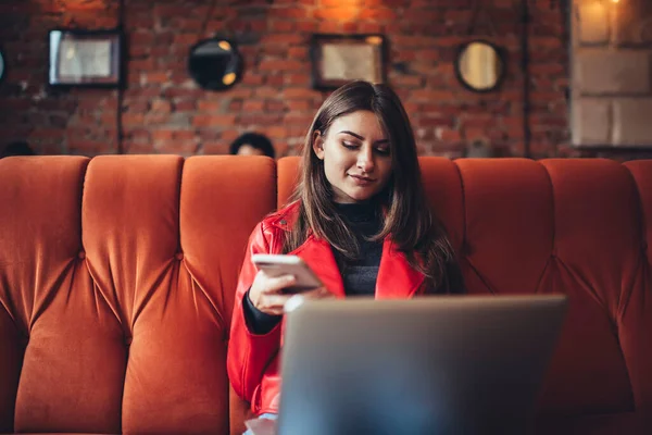 Frohe Remote Arbeiterin Lässiger Kleidung Sitzt Auf Weicher Couch Mit — Stockfoto