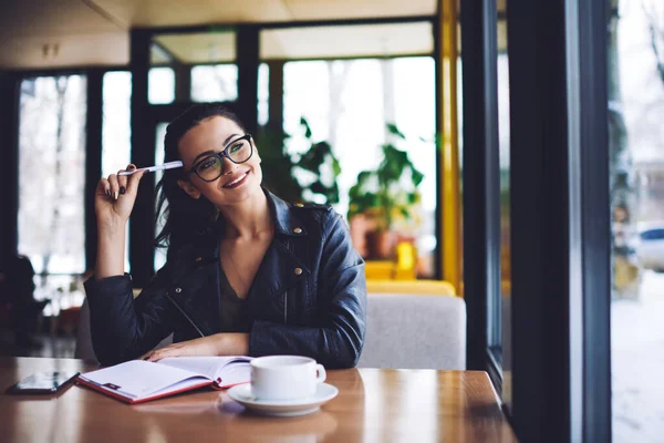 Junge Glückliche Remote Arbeiterin Lässiger Kleidung Mit Zahmem Lächeln Schaut — Stockfoto