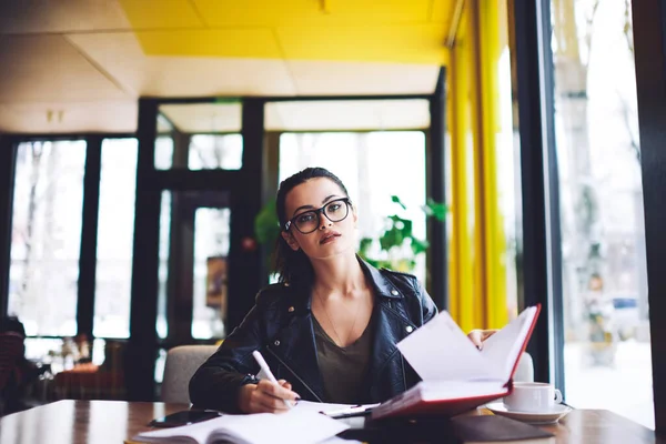 Aufmerksame Remote Arbeiterin Lässigem Outfit Blickt Die Kamera Während Sie — Stockfoto