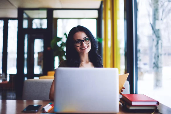 Usmívající Žena Podnikatel Černými Vlasy Brýlích Sedí Stolu Notebooky Pomocí — Stock fotografie