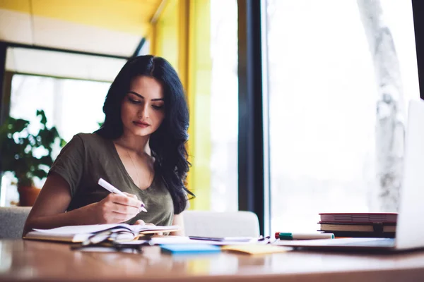 Joven Empresaria Concentrada Con Pelo Largo Oscuro Pensando Ideas Escritas — Foto de Stock