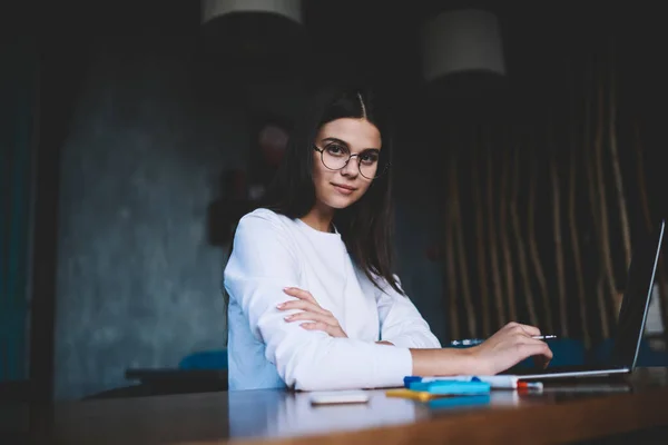 Bajo Ángulo Sonriente Freelancer Femenina Gafas Moda Sentada Mesa Con — Foto de Stock