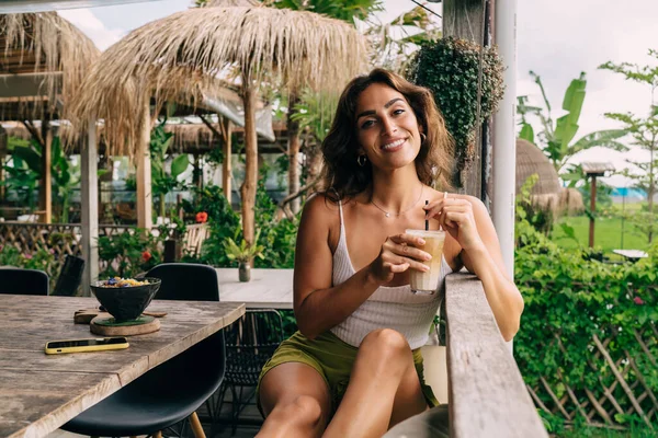 Mujer Étnica Feliz Con Sonrisa Dentada Mirando Cámara Bebiendo Café — Foto de Stock