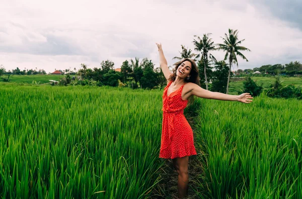 Positieve Etnische Vrouw Jurk Wandelen Bali Platteland Grasveld Zomer Dag — Stockfoto