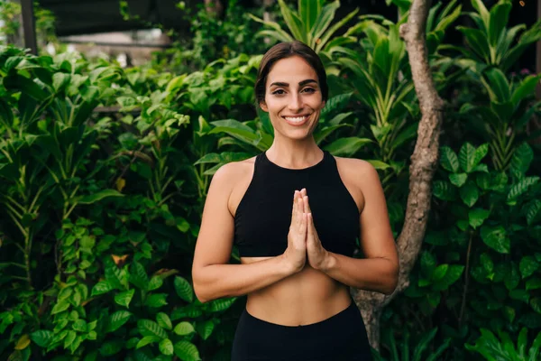 Ritratto Mezza Lunghezza Allegra Donna Caucasica Yogi Posa Namaste Sorridente — Foto Stock