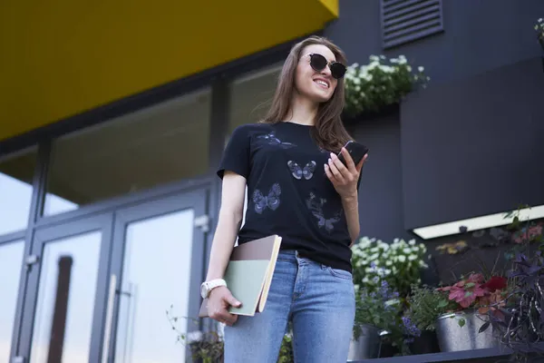 Rolig Kvinnlig Student Med Cellulära Gadget Och Anteckningsblock För Att — Stockfoto