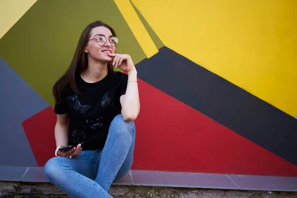 Blogueiro Caucaisano Feliz Óculos Ópticos Para Correção Visão Sonhando Com — Fotografia de Stock