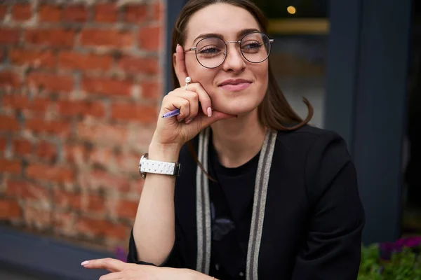 Attraktives Kaukasisches Hipstermädchen Mit Optischer Brille Zum Schutz Der Augen — Stockfoto