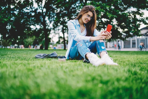 Menina Hipster Caucasiano Trajes Oculares Clássicos Usando Dispositivo Celular Para — Fotografia de Stock