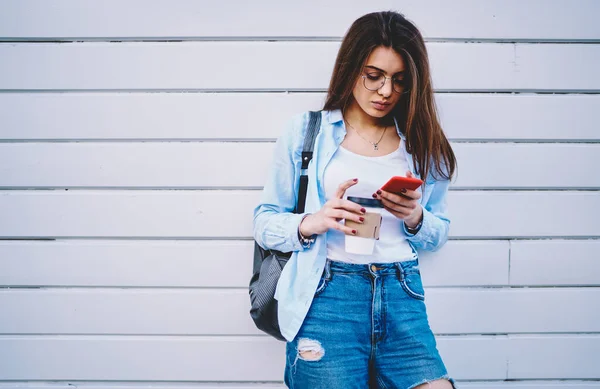 Trendy Gekleed Vrouwelijke Blogger Met Cafeïne Drank Mailen Met Volgers — Stockfoto