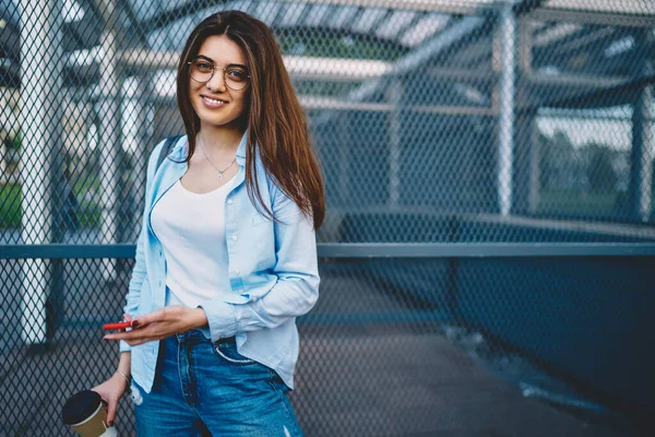 Media Longitud Retrato Chica Hipster Despreocupada Con Teléfono Inteligente Para — Foto de Stock