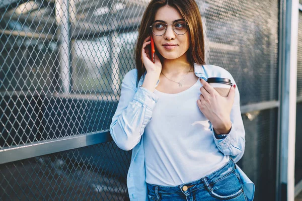 Atractiva Mujer Caucásica Gafas Ópticas Utilizando Conexión Internet Del Teléfono — Foto de Stock
