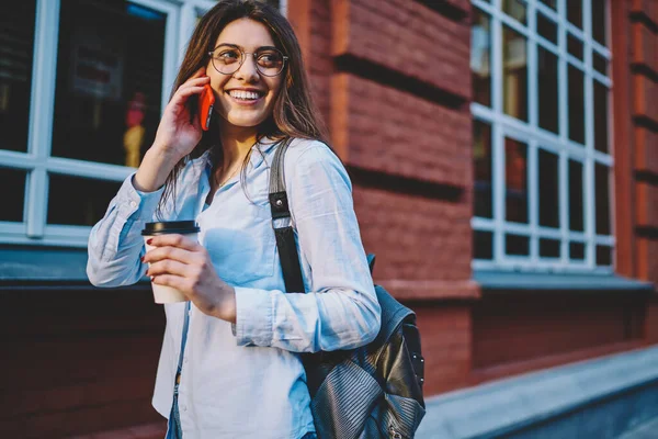 Mujer Caucásica Feliz Gafas Clásicas Disfrutando Conversación Internacional Durante Las — Foto de Stock