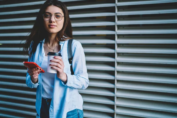 Retrato Media Longitud Mujer Caucásica Gafas Ópticas Sosteniendo Café Para — Foto de Stock