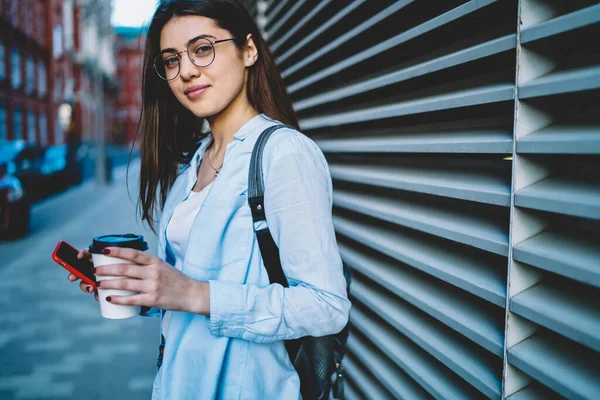 Atractiva Turista Femenina Con Dispositivo Móvil Moderno Taza Café Para — Foto de Stock