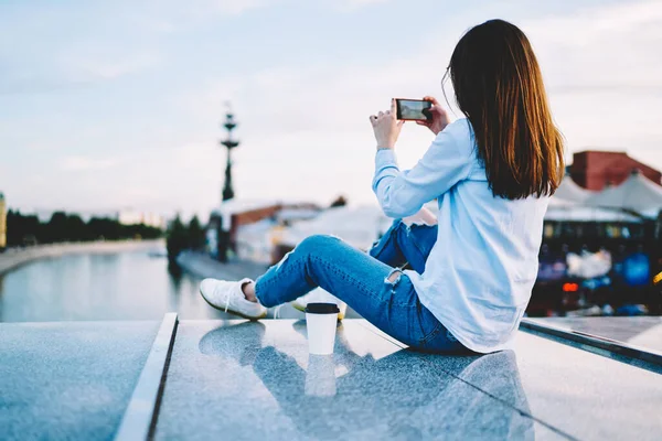 Νεαρή Γυναίκα Χιλιετηρίδας Που Χρησιμοποιεί Την Εφαρμογή Smartphone Για Λήψη — Φωτογραφία Αρχείου