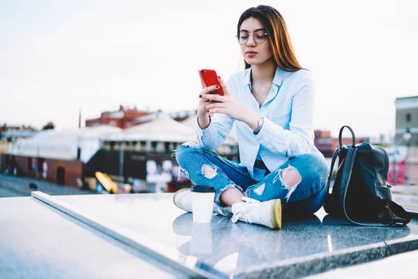 Milenyum Kadın Blogcusu Optik Gözlüklerle Medyayı Sosyal Ağlara Yüklerken Cep — Stok fotoğraf