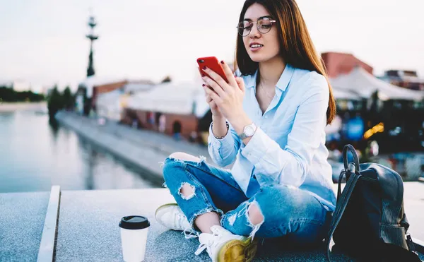 Blogger Femenina Milenaria Gafas Ópticas Subiendo Medios Redes Sociales Usando — Foto de Stock