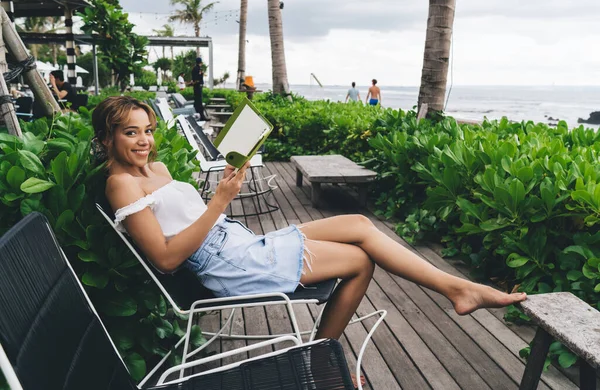 Joven Alegre Étnica Femenina Ropa Casual Verano Con Portátil Relajante — Foto de Stock