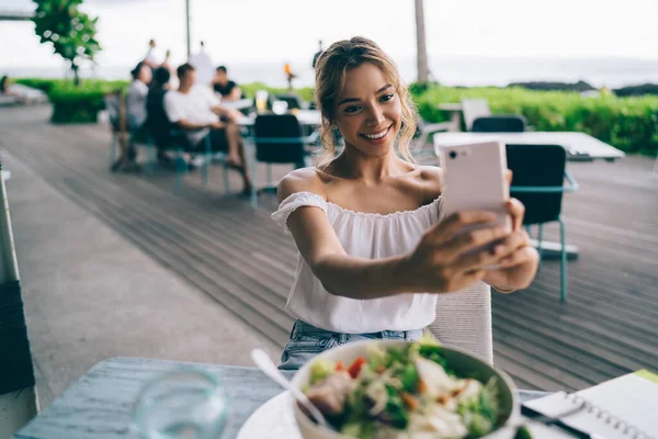 Mulher Sorridente Sentada Terraço Café Dia Verão Usando Smartphone Enquanto — Fotografia de Stock