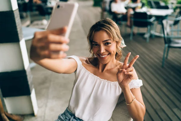 Von Oben Optimistische Junge Dame Stylischem Outfit Die Ein Selfie — Stockfoto