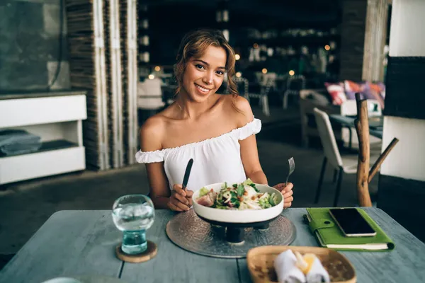 Jovem Otimista Positivo Elegante Parte Superior Branca Almoçando Palatável Café — Fotografia de Stock