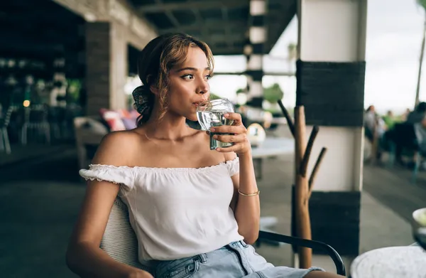 Şık Giyinmiş Düşünceli Genç Bayan Modern Geniş Kafede Dinlenirken Yudumlarken — Stok fotoğraf