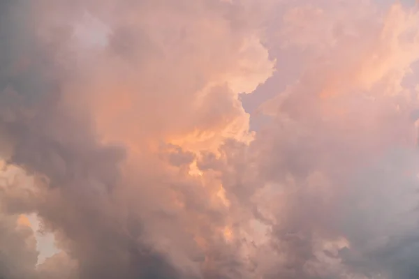 Πολύχρωμα Μαλακά Σύννεφα Επιπλέουν Στο Σκοτεινό Ουρανό Βράδυ Κατά Διάρκεια — Φωτογραφία Αρχείου