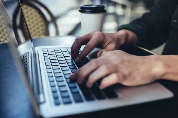 Ugjenkjennelig Mannlig Fjernarbeider Som Sitter Ved Bordet Med Kaffekopp Bruker – stockfoto