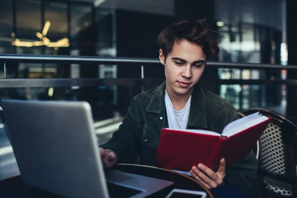 Nachdenkliche Männliche Studenten Sitzen Tisch Mit Laptop Und Lesen Notizen — Stockfoto