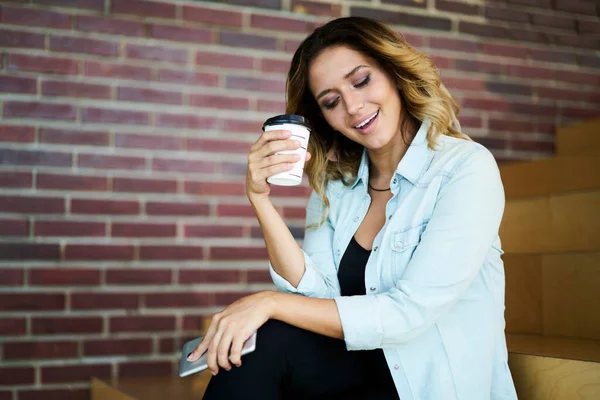 Menina Hipster Alegre Com Bebida Cafeína Takeaway Gadget Celular Moderno — Fotografia de Stock