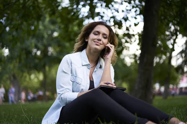 Mujer Bastante Milenaria Con Libro Texto Educación Comunicarse Través Gadget —  Fotos de Stock